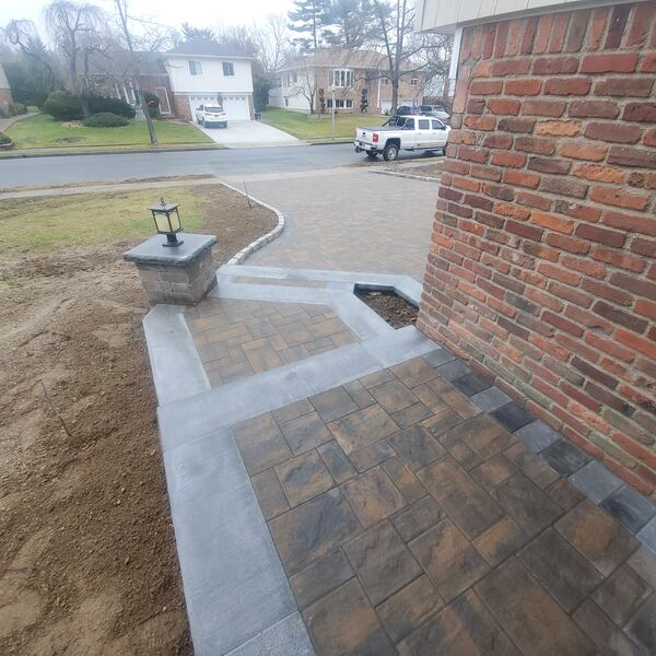Circular paver detail on newly installed driveway