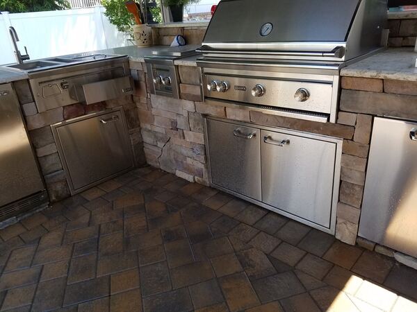 L-shaped outdoor kitchen with granite countertops